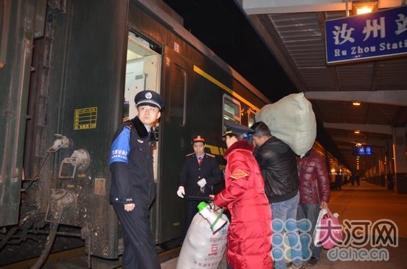 2017年12月31日23点30分，在郑州铁路局汝州火车站内，随着由太原开往厦门的K903次列车的渐渐远去，客运值班员裴红勉送走了2017年在汝州火车站乘车的最后一名旅客，同时将迎来2018年的第一趟列车。(1)
